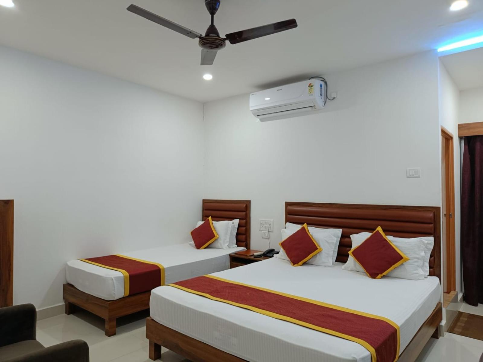Hotel Executive Inn Hailakandi Екстер'єр фото